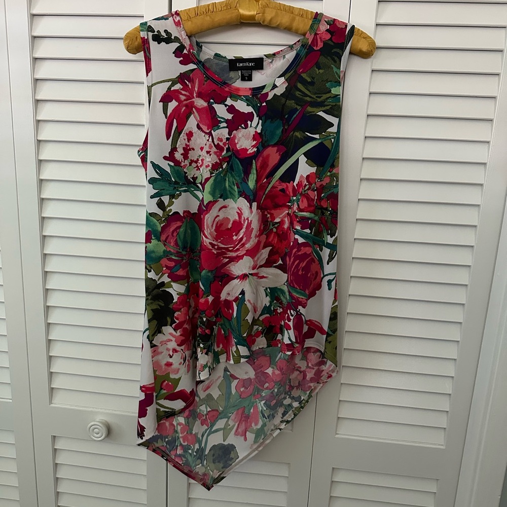 Like New! Floral Asymmetrical Hem Sleeveless Top